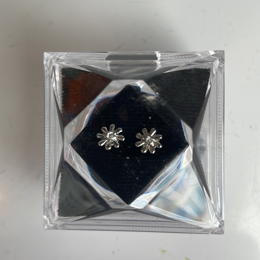 Flower earrings silver toned small dainty brand new